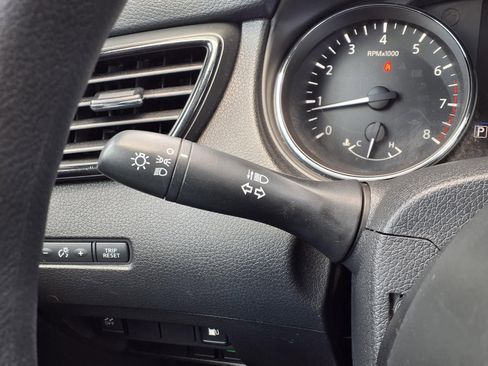 Used 2018 Nissan Rogue S FWD image 24