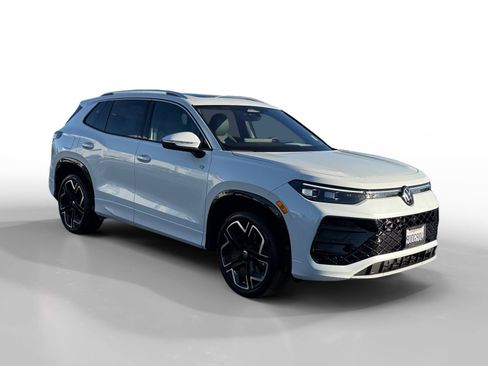 Certified 2025 Volkswagen Tiguan SEL R-Line image 7