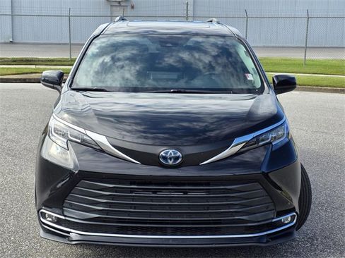 Used 2022 Toyota Sienna XLE image 2