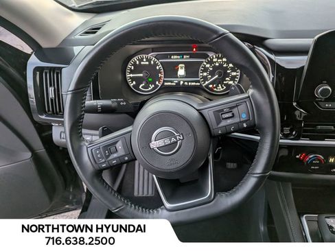 Used 2025 Nissan Pathfinder SV image 5