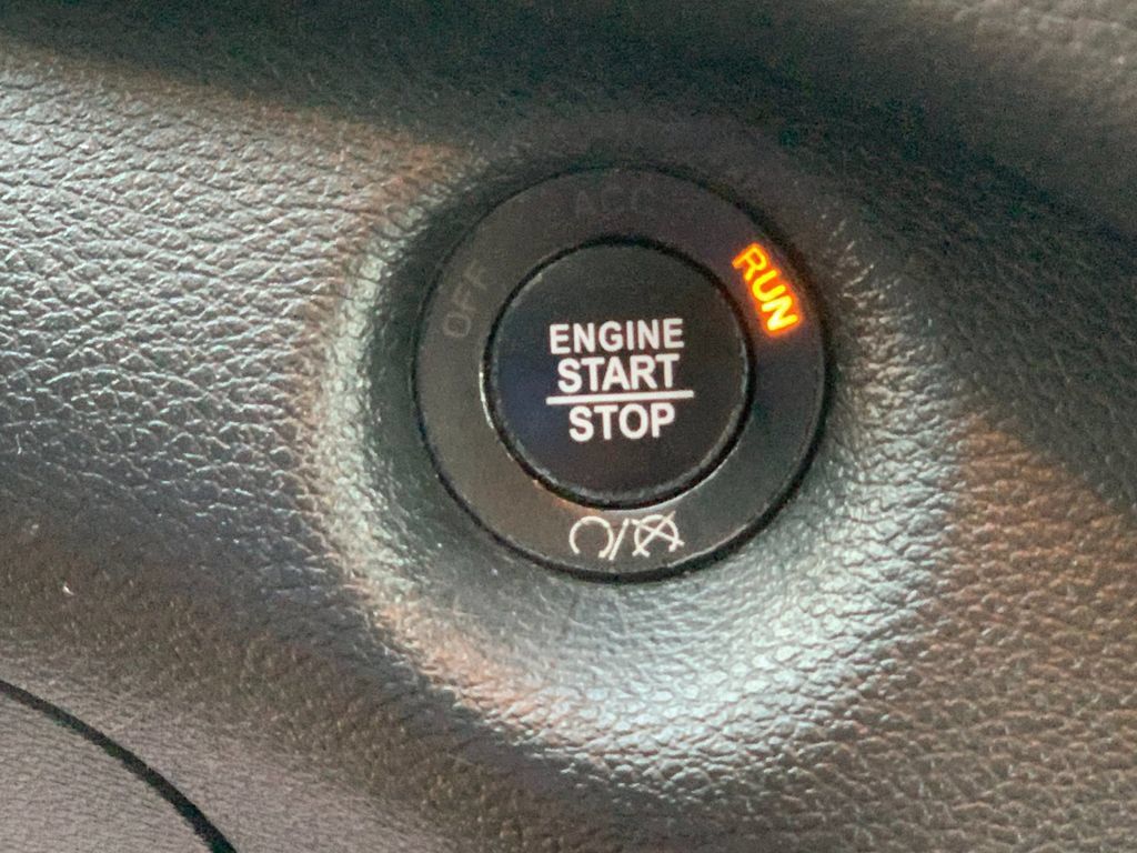 Used 2022 Jeep Cherokee Limited AWD/4WD image 25