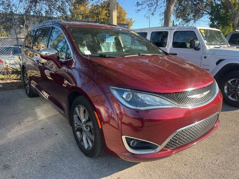 Used 2020 Chrysler Pacifica Limited image 3