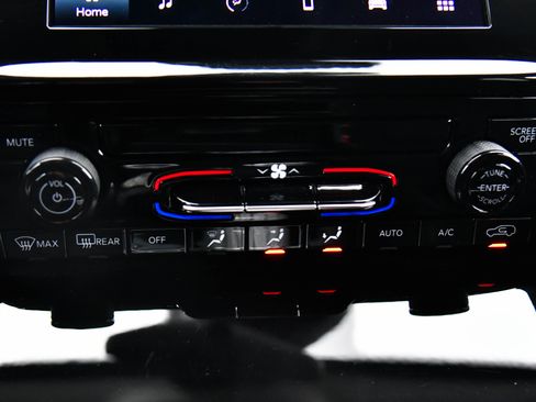 Used 2023 Jeep Grand Cherokee L Laredo image 25