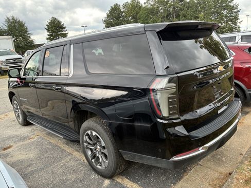 Used 2025 Chevrolet Suburban LT w/ Comfort Package RWD image 6