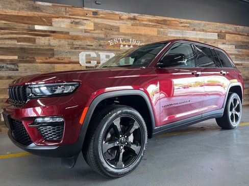 Used 2023 Jeep Grand Cherokee Limited w/ Black Appearance Package AWD/4WD image 16