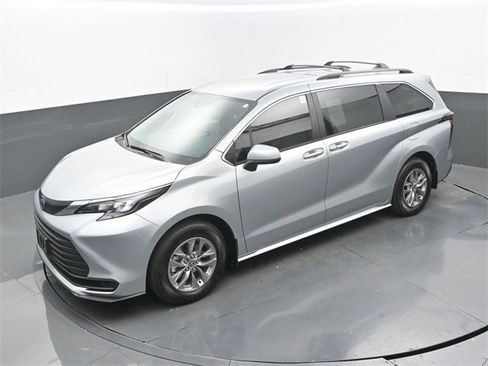 Used 2025 Toyota Sienna LE image 31