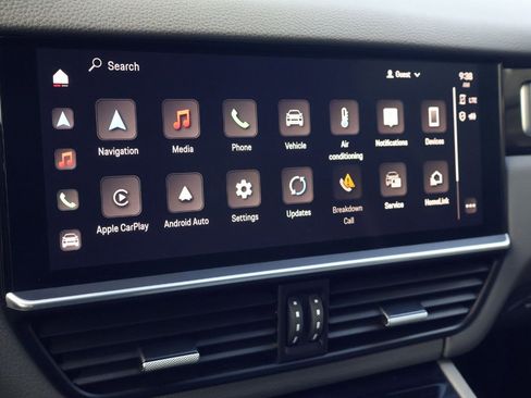 Certified 2023 Porsche Cayenne Platinum Edition image 17