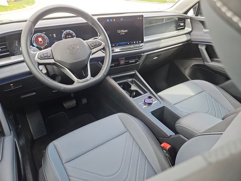 Used 2025 Volkswagen Tiguan SE AWD/4WD image 3