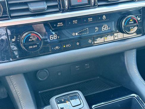 Used 2023 Nissan Pathfinder SL image 18