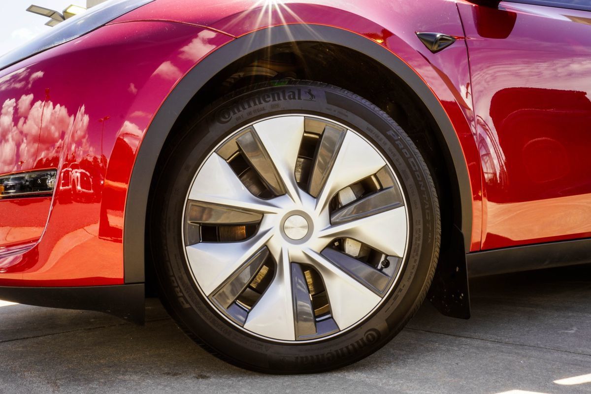 Used 2024 Tesla Model Y Long Range AWD/4WD image 3