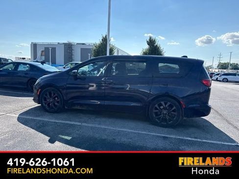 Used 2019 Chrysler Pacifica Touring Plus w/ S Appearance Package FWD image 10