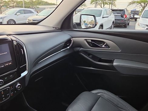 Used 2020 Chevrolet Traverse LT w/ LT Premium Package FWD image 12