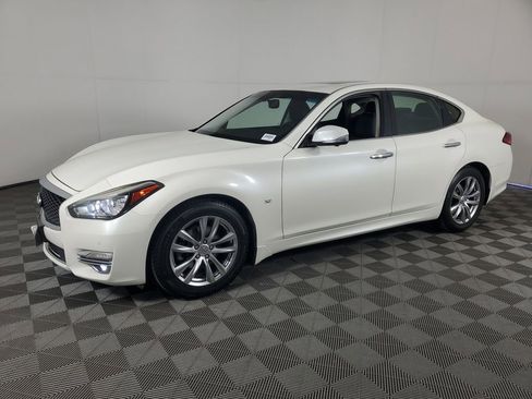 Used 2019 INFINITI Q70 Luxe w/ Proactive Package image 8