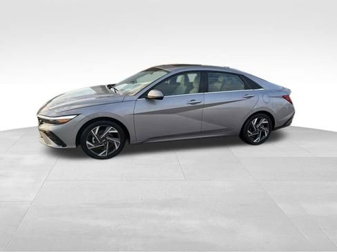 Used 2025 Hyundai Elantra Limited image 3