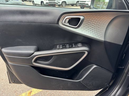 Used 2025 Kia Soul LX w/ LX Technology Package FWD image 18