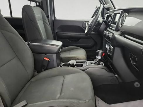 Used 2018 Jeep Wrangler Unlimited Sahara AWD/4WD image 22