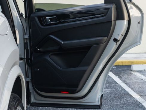 Used 2022 Porsche Cayenne Coupe image 32