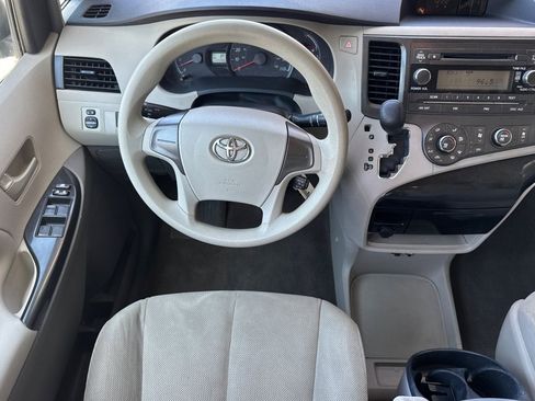 Used 2012 Toyota Sienna w/ Towing Pkg FWD image 14