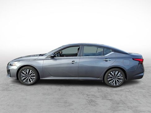 Used 2024 Nissan Altima 2.5 SV image 2