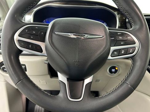 Used 2022 Chrysler Pacifica Limited FWD image 23