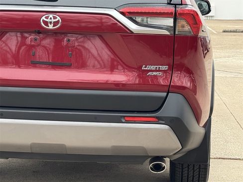 Used 2021 Toyota RAV4 Limited image 6