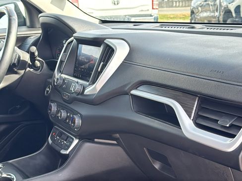 Used 2024 GMC Terrain SLT image 27