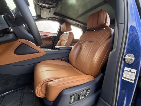 Used 2021 Bentley Bentayga V8 image 14