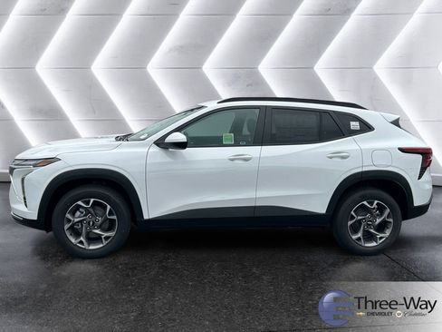 New 2026 Chevrolet Trax LT w/ Driver Confidence Package FWD image 2