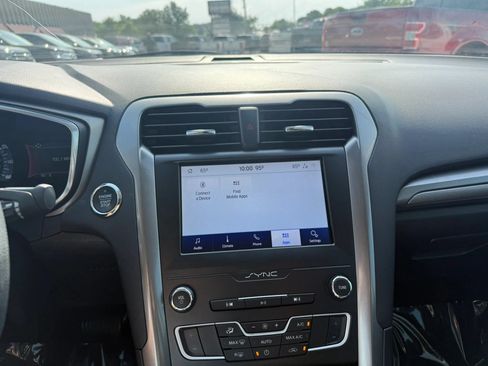 Used 2020 Ford Fusion SE FWD image 19