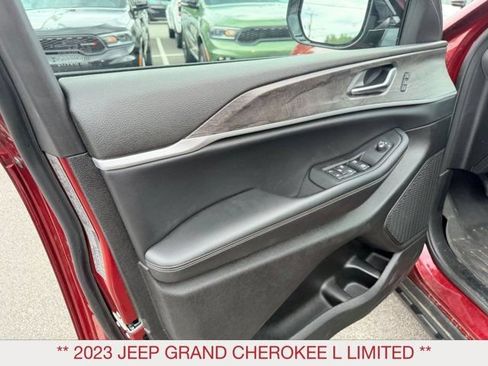 Used 2023 Jeep Grand Cherokee L Limited AWD/4WD image 8