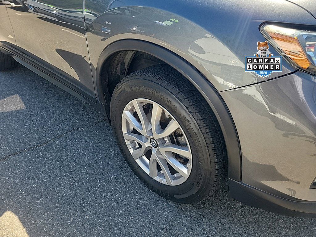 Used 2018 Nissan Rogue SV AWD/4WD image 2