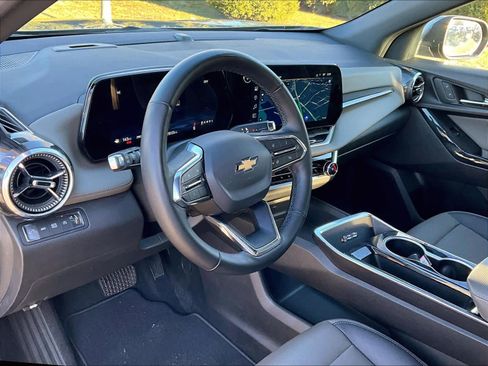 Used 2025 Chevrolet Equinox LT w/ Convenience Package II image 8