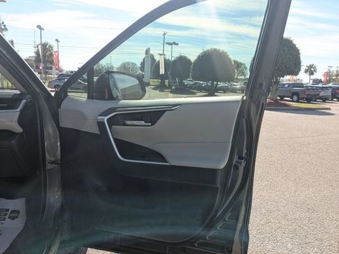 Used 2019 Toyota RAV4 XLE Premium image 32