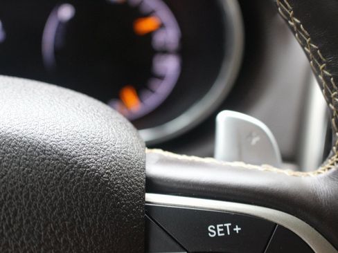 Used 2017 Jeep Grand Cherokee Overland image 23