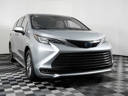 Used 2022 Toyota Sienna LE image 10