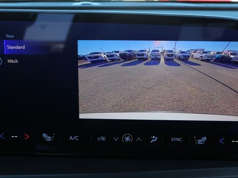 Used 2025 Chevrolet Traverse LT image 23