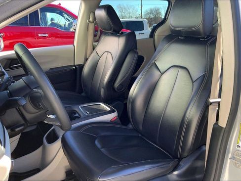 Used 2023 Chrysler Pacifica Touring-L image 21