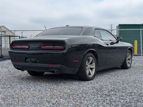Used 2016 Dodge Challenger SXT RWD image 2