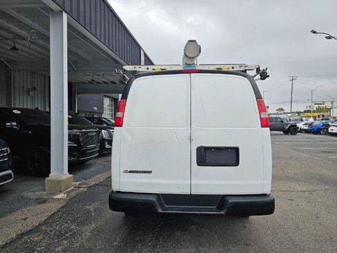 Used 2018 Chevrolet Express 2500 w/ Driver Convenience Package RWD image 6