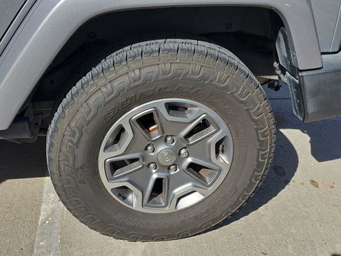 Used 2016 Jeep Wrangler Unlimited Rubicon w/ Connectivity Group image 10