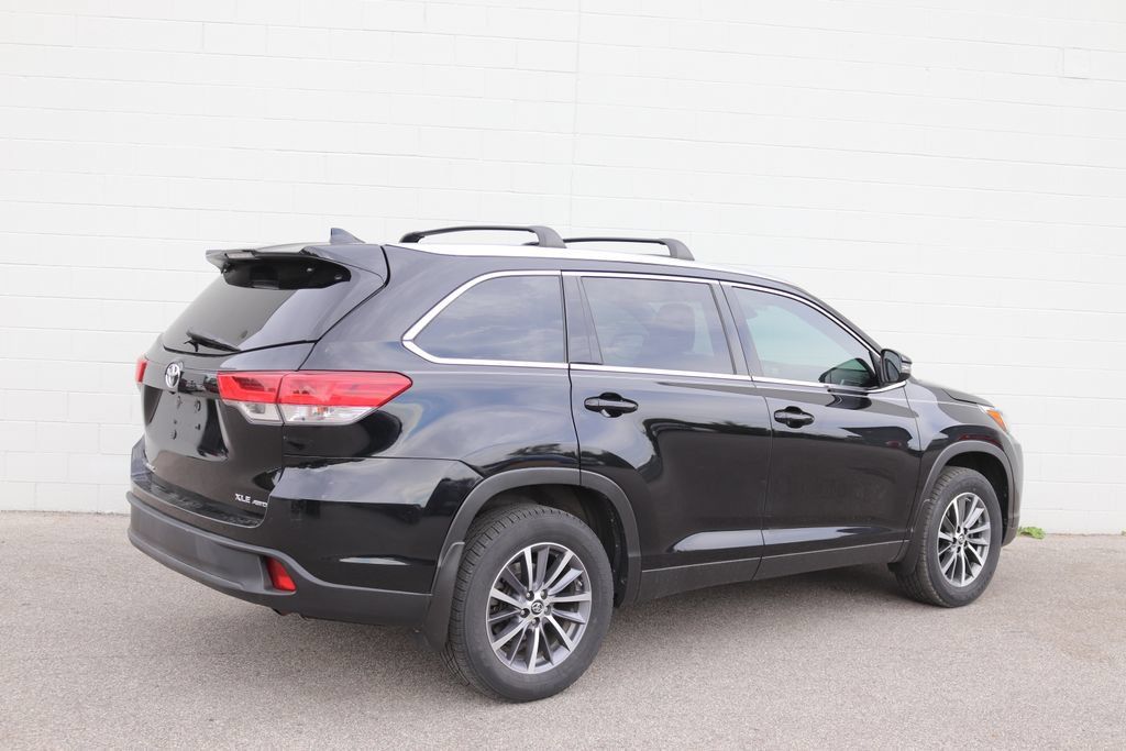 Used 2019 Toyota Highlander XLE AWD/4WD image 2