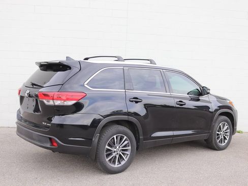 Used 2019 Toyota Highlander XLE AWD/4WD image 2