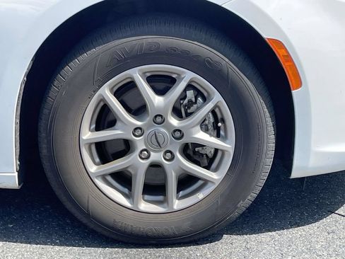 Certified 2025 Chrysler Pacifica Select FWD image 11