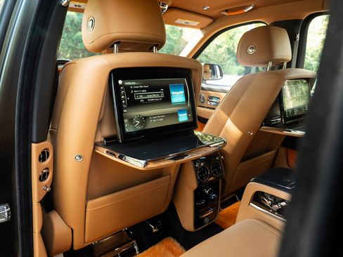 Used 2023 Rolls-Royce Cullinan Black Badge w/ Leather Finishing Pack image 42