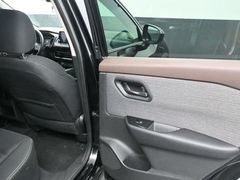 Used 2023 Nissan Rogue S AWD/4WD image 9