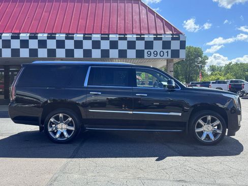 Used 2020 Cadillac Escalade ESV Luxury AWD/4WD image 6
