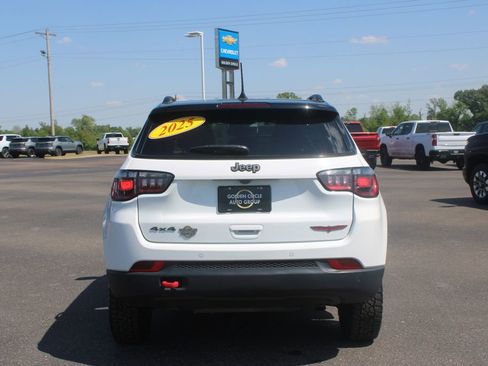 Used 2025 Jeep Compass Trailhawk AWD/4WD image 8