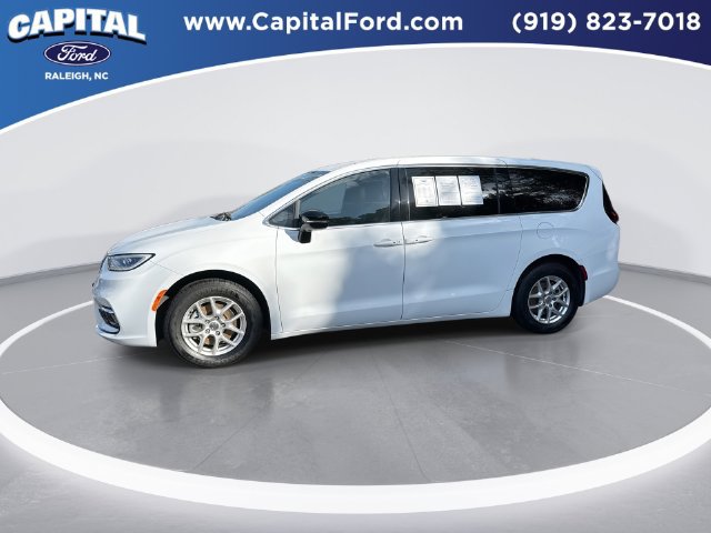 Used 2025 Chrysler Pacifica Select FWD image 5