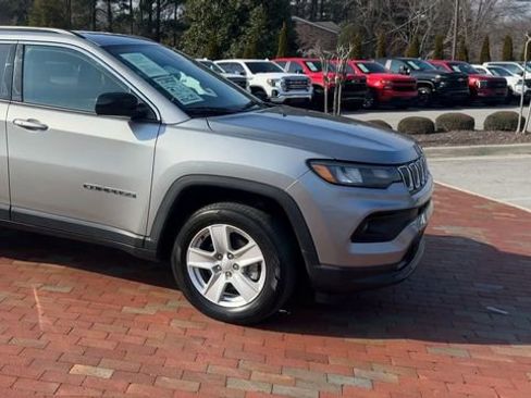 Used 2022 Jeep Compass Latitude image 4