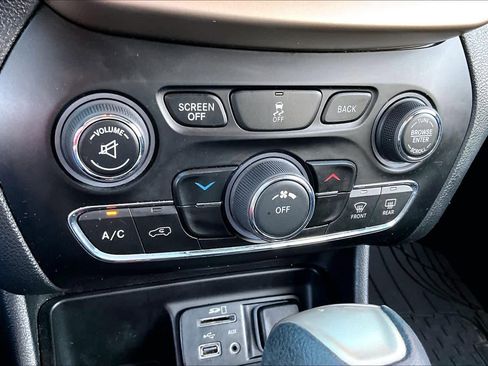 Used 2017 Jeep Cherokee Latitude w/ Safety/Convenience Group image 31